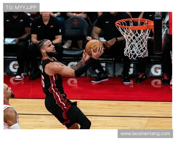 休斯敦火箭队比赛现场实况报道与赛场氛围描述